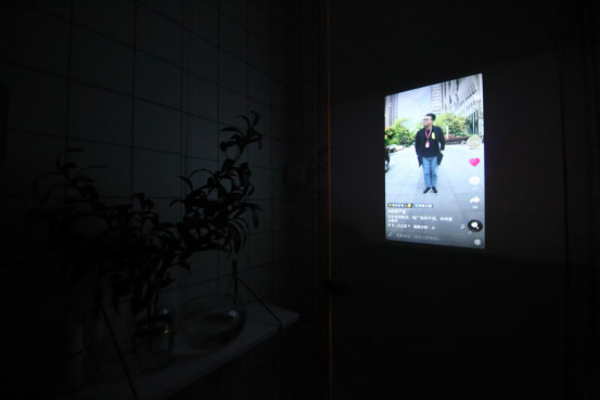 冒死闯进厕所*拍偷**，结果发现了......