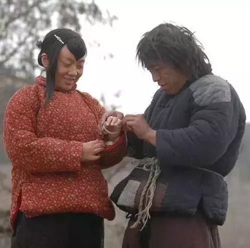 女星扮村姑最美当属热巴?女星村姑扮相大比拼!