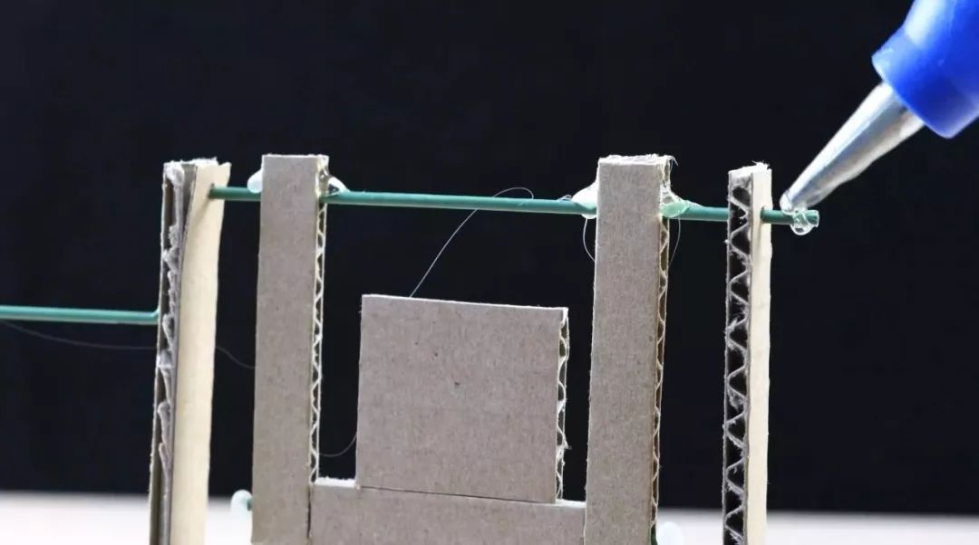 怎么用纸板制作电脑小子玩具,用纸板做的棍子玩具