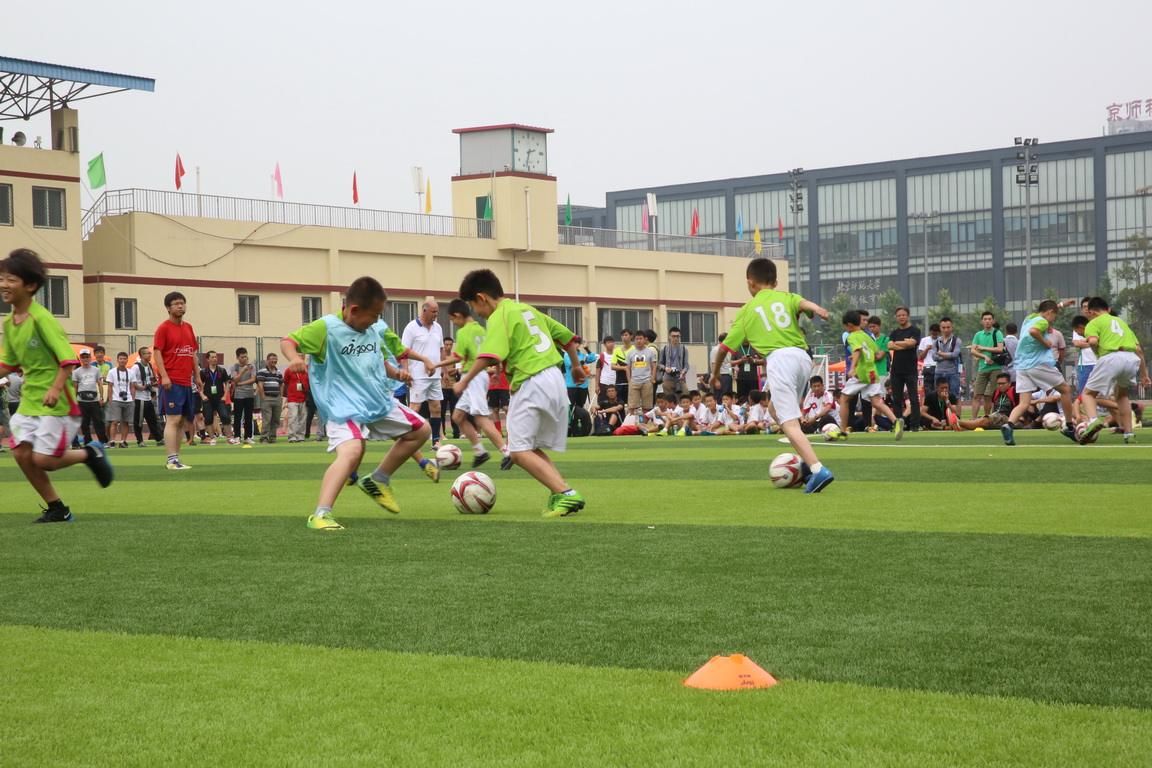 江苏校园足球体制日渐完善13岁学生踢进专业队学习和训练可兼顾