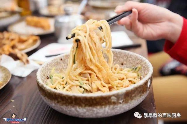这家店用六星级面粉做凉皮配东北鸡架爆好吃,一般人还不让加盟…