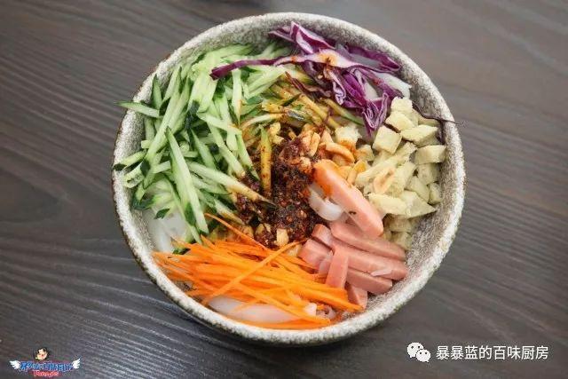 这家店用六星级面粉做凉皮配东北鸡架爆好吃,一般人还不让加盟…