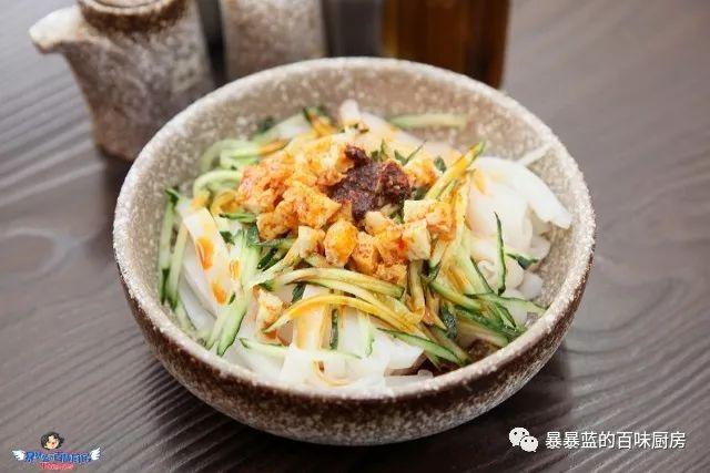 这家店用六星级面粉做凉皮配东北鸡架爆好吃,一般人还不让加盟…