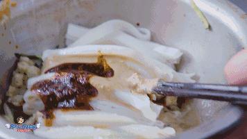 这家店用六星级面粉做凉皮配东北鸡架爆好吃，一般人还不让加盟…