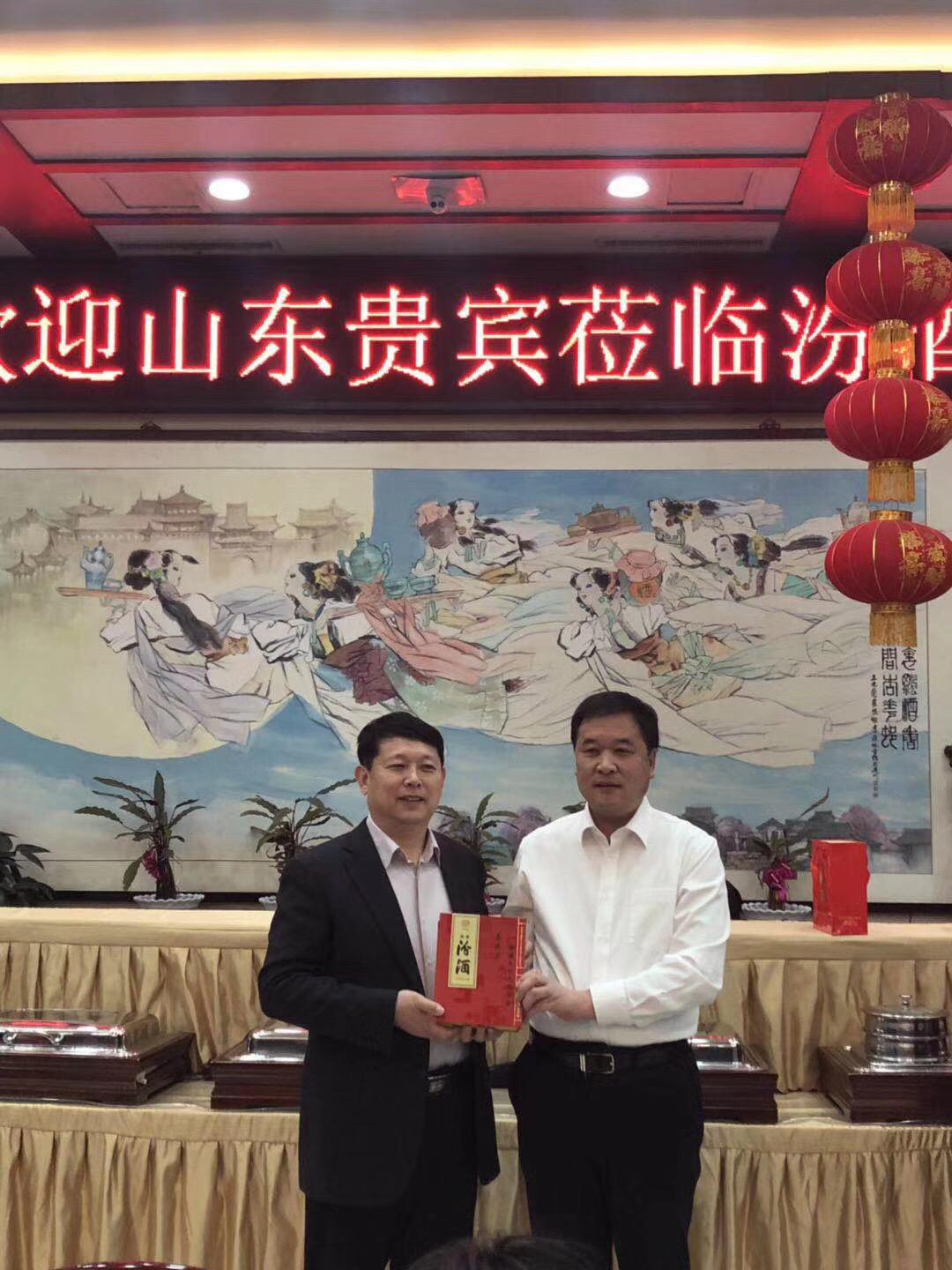 泰山名饮精英,泰山名饮汾酒献礼版玻汾发布会