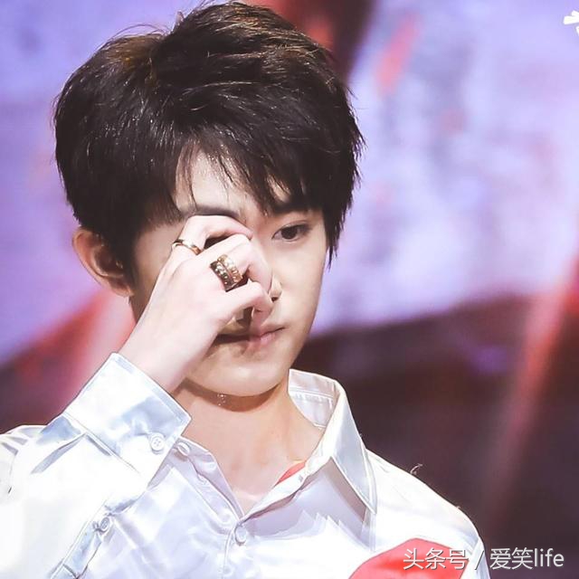 左手中指戒指女生的戴法和意义,中国古代戒指的戴法和意义