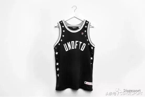 谁说打篮球就一定要穿好的球鞋,supreme白色足球衣