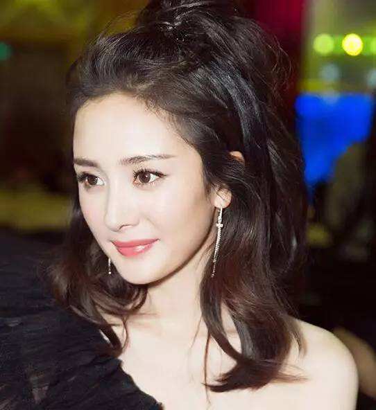 范冰冰口红试色变身美妆博主,范冰冰的化妆台林允的化妆台