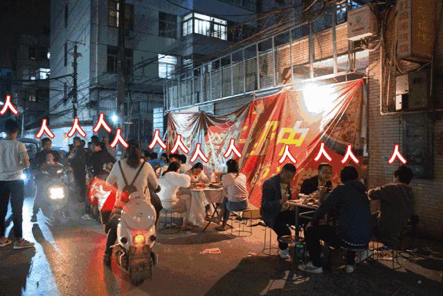 一天卖100斤面！阜阳这家刀削面，一到晚上门口就火到堵路