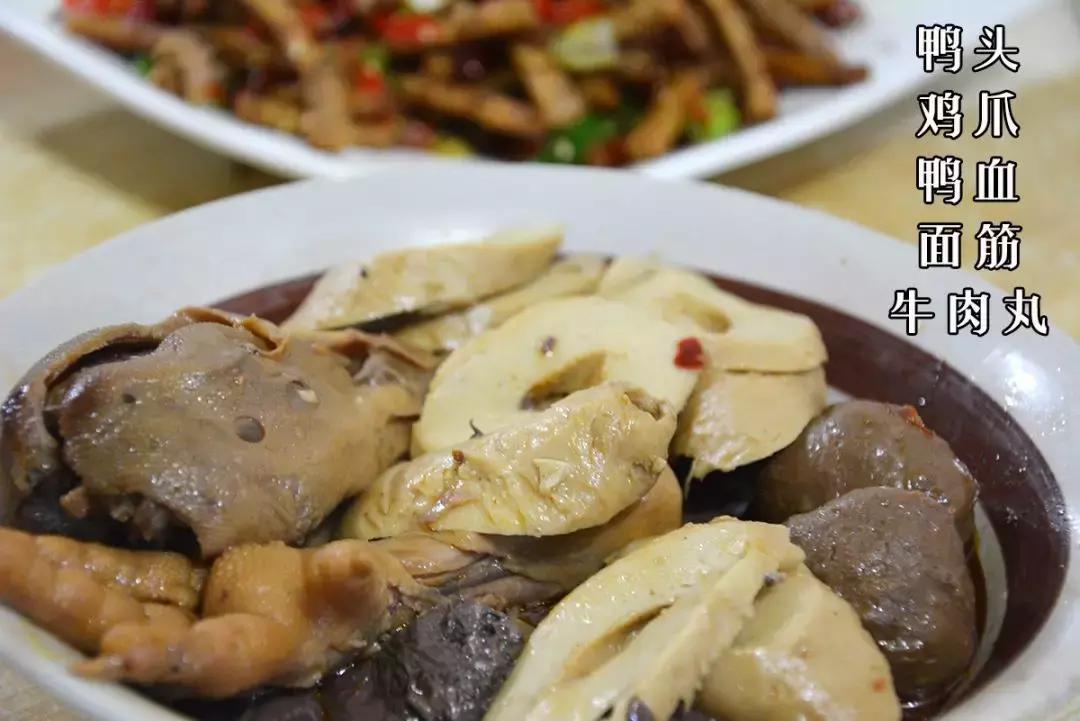 一天卖100斤面！阜阳这家刀削面，一到晚上门口就火到堵路