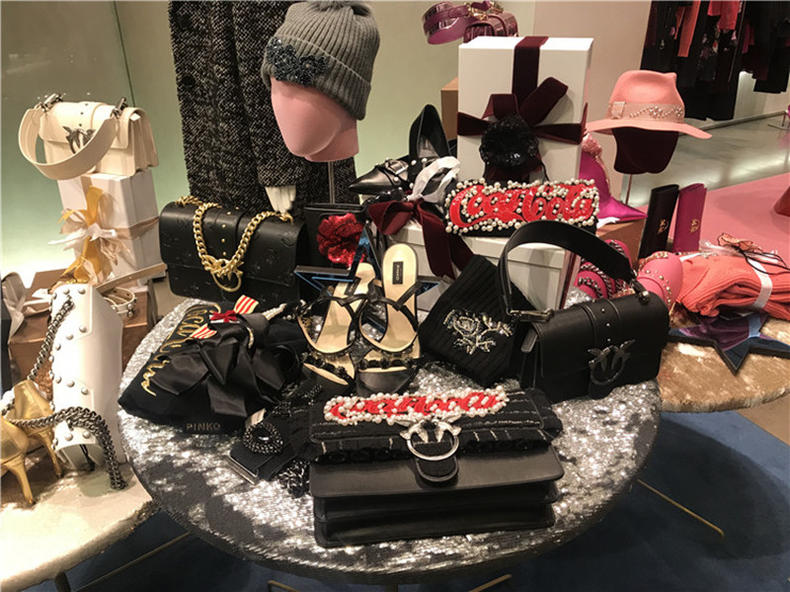 包包实用和颜值你会选哪一个,大牌的包包又贵不好看又便宜