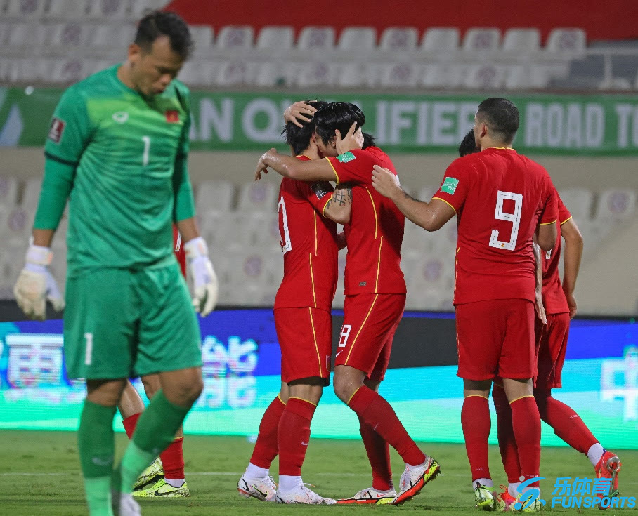 崇明岛足球国足比赛,全村的希望赢在江湖