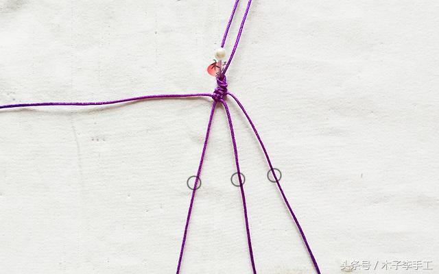 红绳手链比较简单的,用红绳亲自做可以拉伸的手链