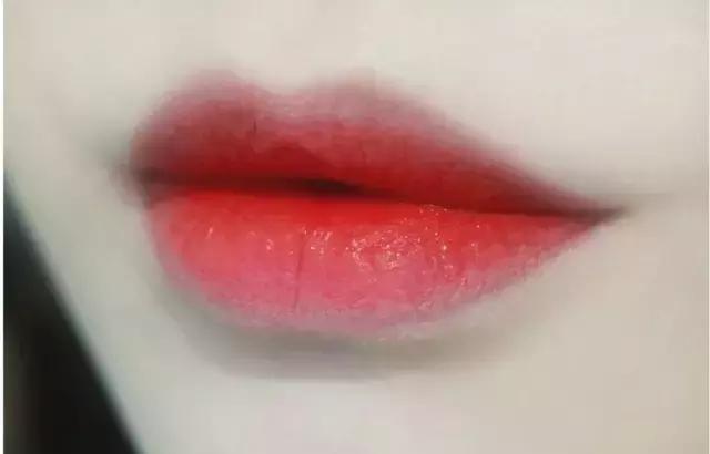 平价口红和国货之光的区别,平价口红光泽感