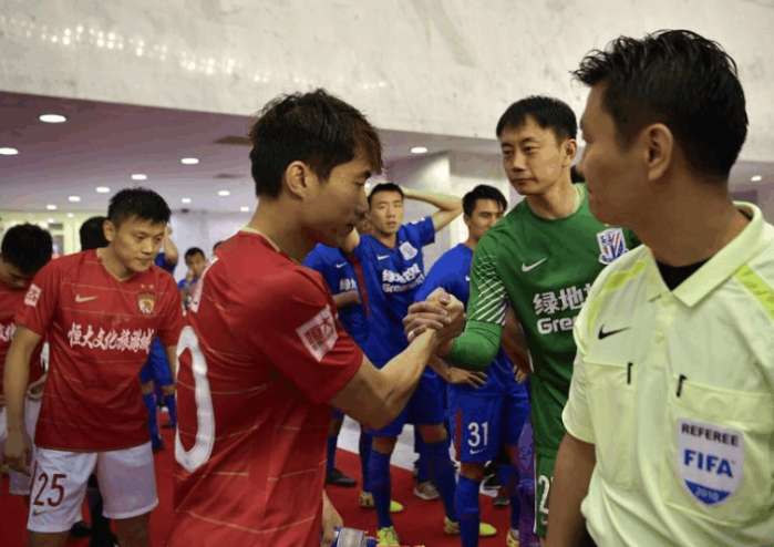 尴尬!恒大边锋单刀直入,然而射门前的这动作,让卡帅眉头紧皱