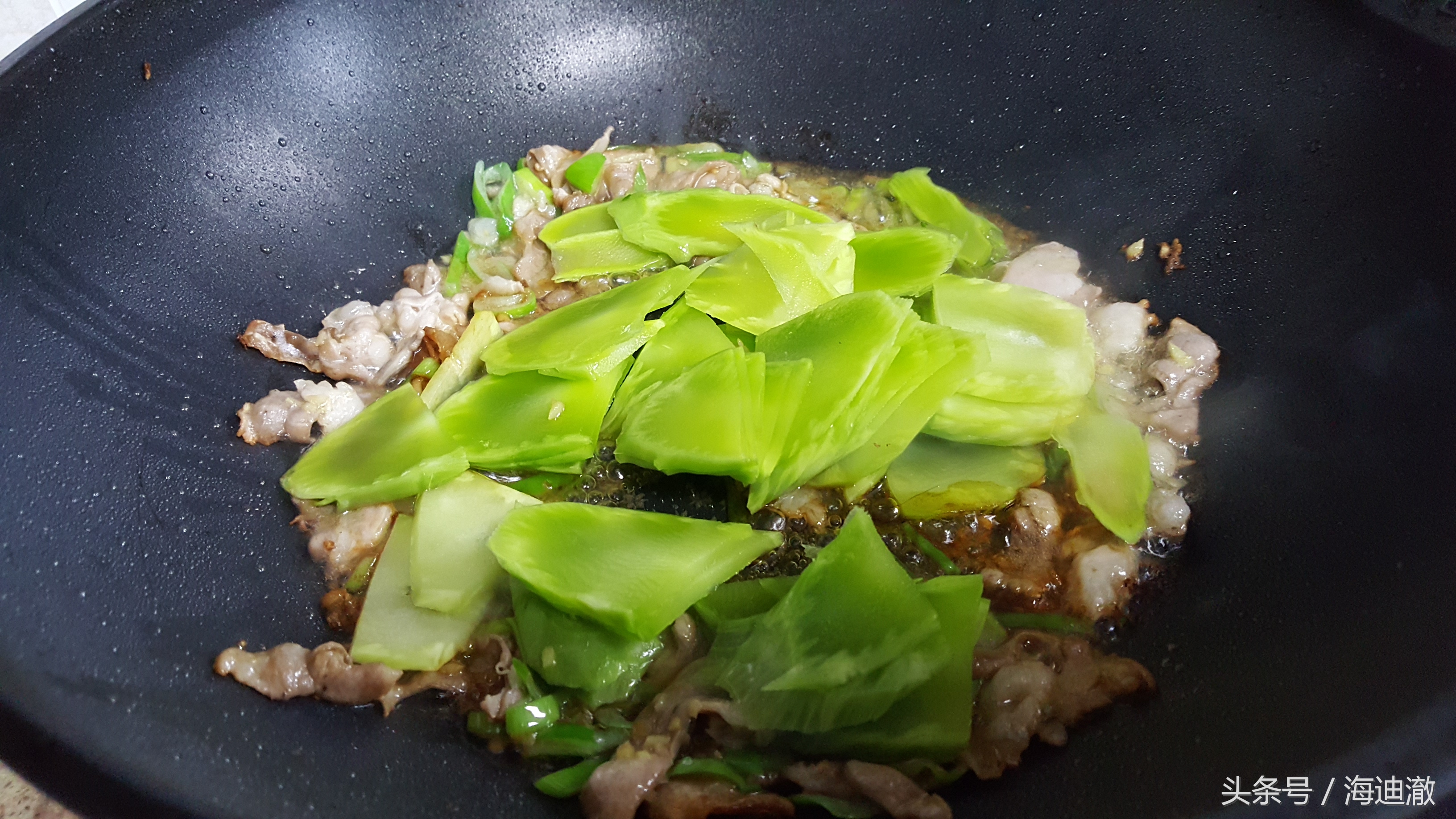 它的叶子常被人丢弃，殊不知其含有大量胡萝卜素孩子吃了长大个