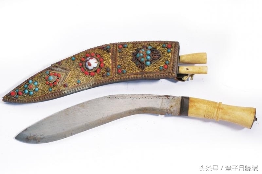 这四把狗腿刀不一般，上镶一百多颗宝石，得到一把就成土豪了！