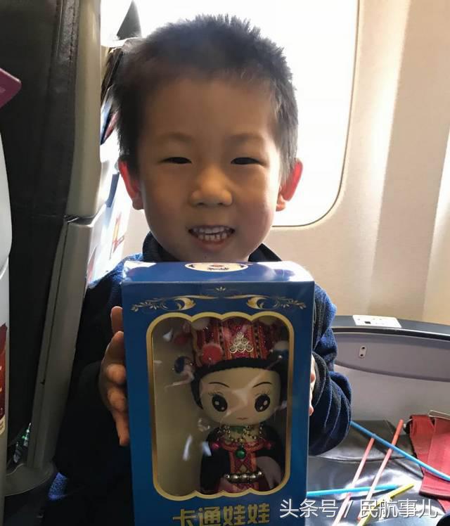 万米高空的泼水节瑞丽航空开展民族特色客舱活动