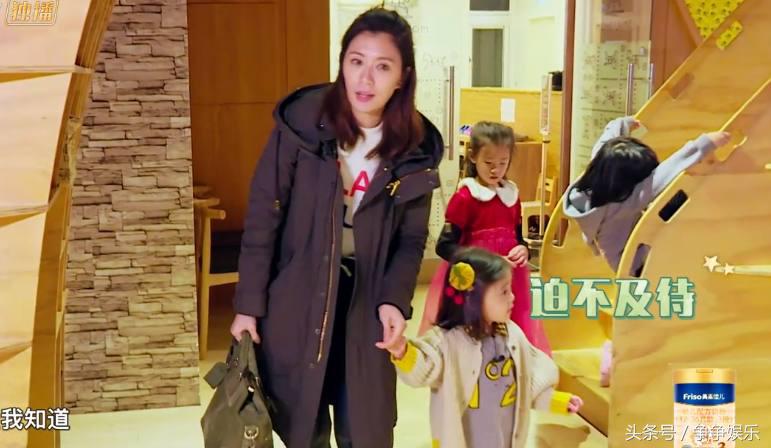 贾静雯带咘咘滑滑梯咘咘一脸懵,贾静雯晒疯狂游玩照咘咘一脸淡定