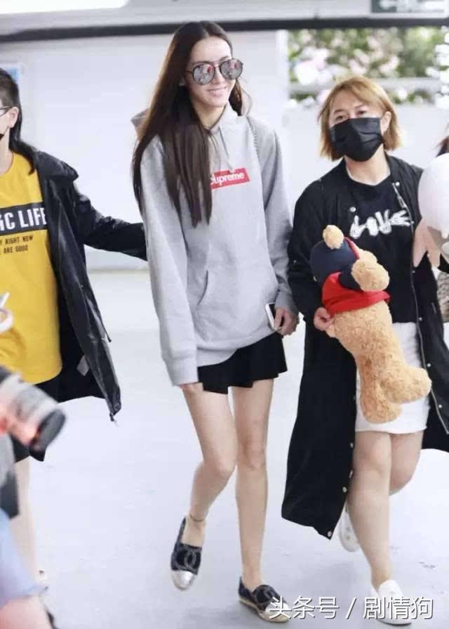 邓紫棋穿高腰开叉裙,杨幂和邓紫棋穿同一个裙子