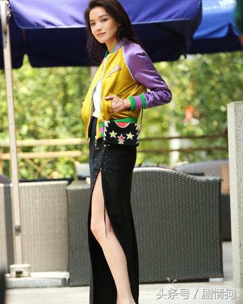 邓紫棋穿高腰开叉裙,杨幂和邓紫棋穿同一个裙子