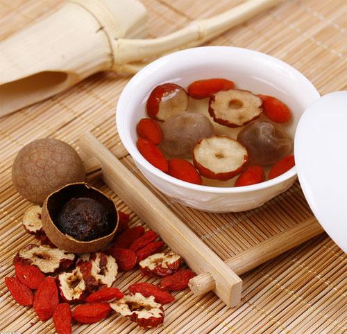 为什么月经前有姨妈痘,每次月经前下巴长红肿硬痘痘