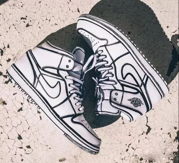 六块钱穿上Supreme不是梦，突破次元壁来圈钱！