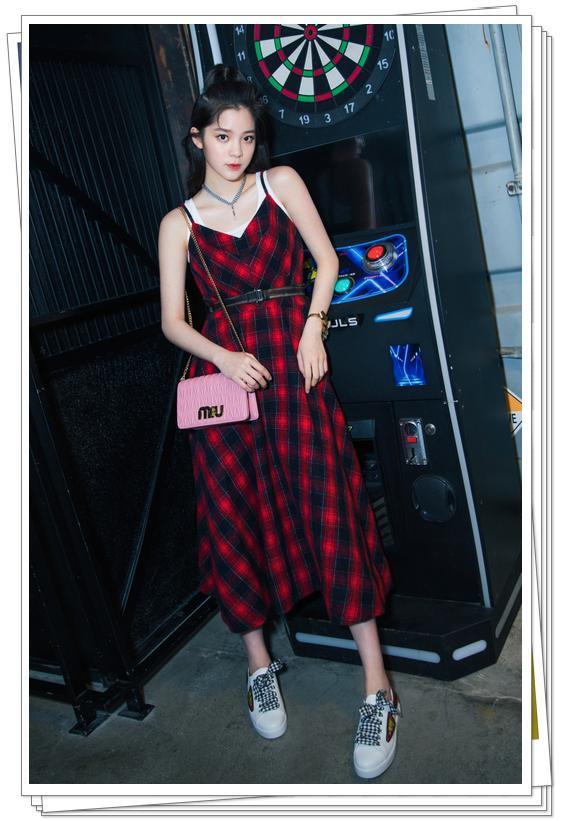 欧阳娜娜上面开好大，下面遮不住，网友：她真的只有18岁吗？