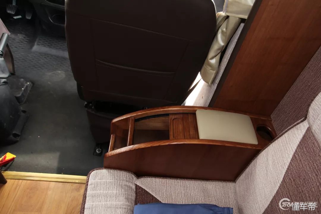 进口100万大额头c型豪华房车,豪华的六座六卧c级房车