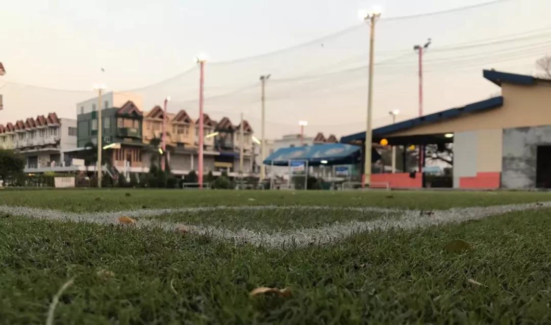 盘点：炼尸房边、大海之滨和群山环绕的泰国十大神奇球场