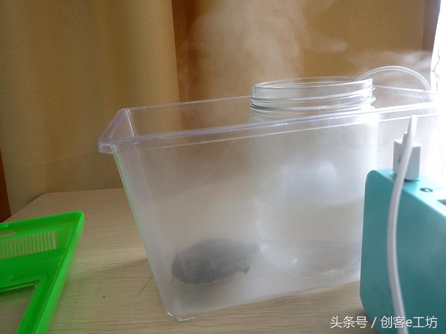 自制加湿器挂一条湿透的毛巾,用塑料瓶做房间加湿器