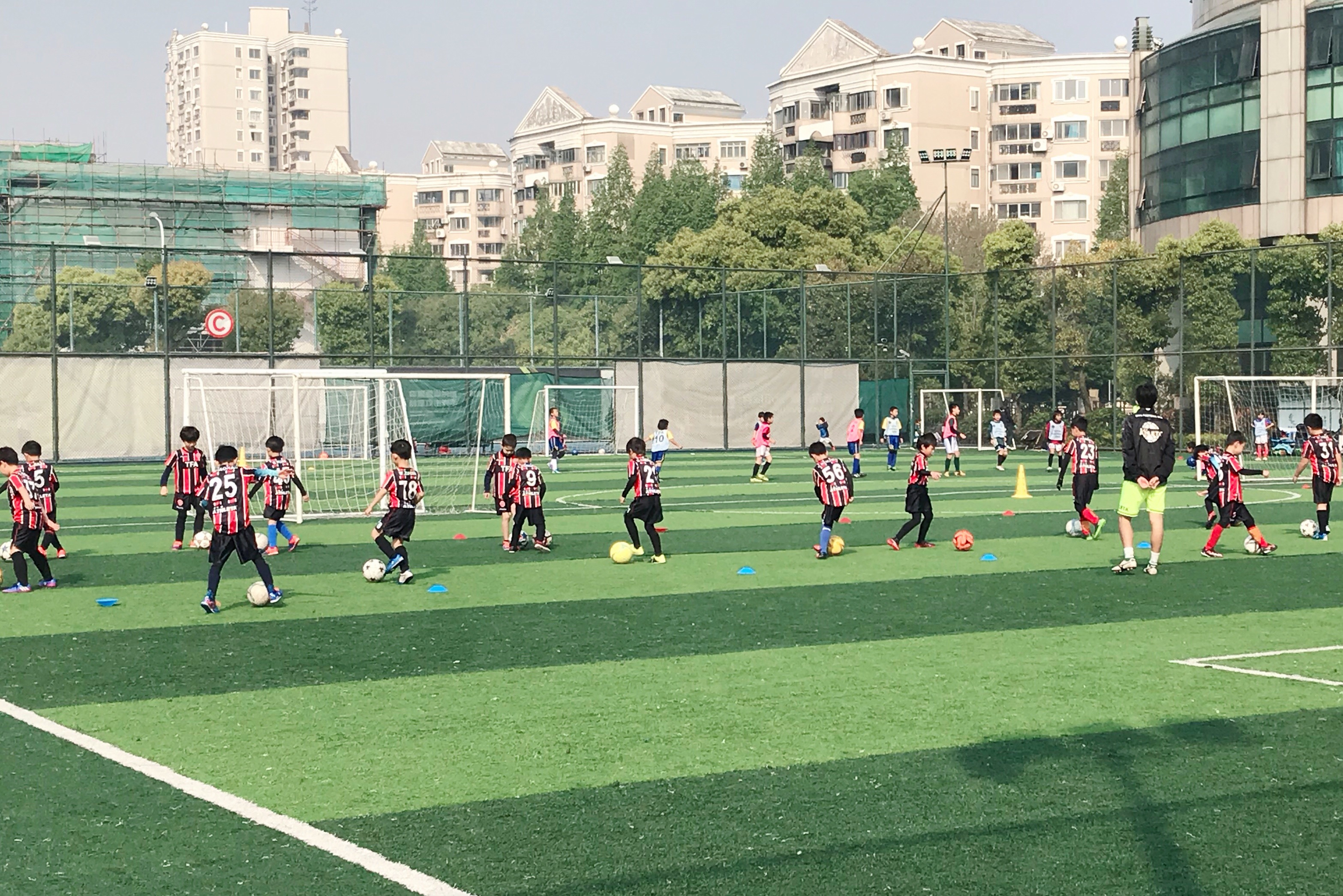 日本足球青训基本功训练,日本足球青训球感游戏