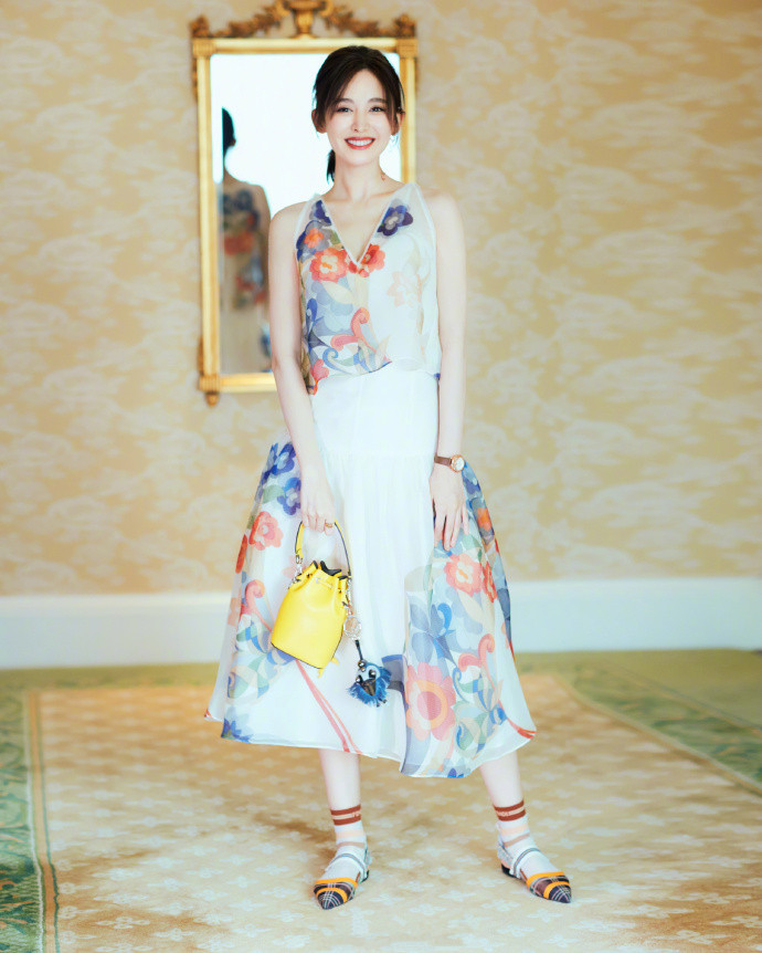 李圣经碎花连衣裙,李圣经穿连衣裙