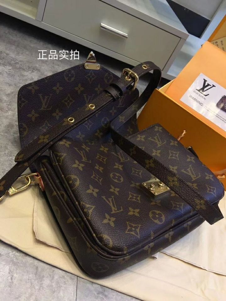 怎么一看就是假的lv衣服,假的lv和真的有什么区别