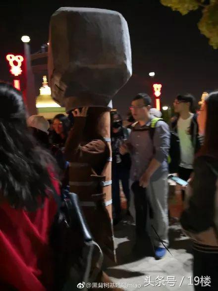 上海迪士尼爆满人挤人,上海迪士尼乐园实时排队人数