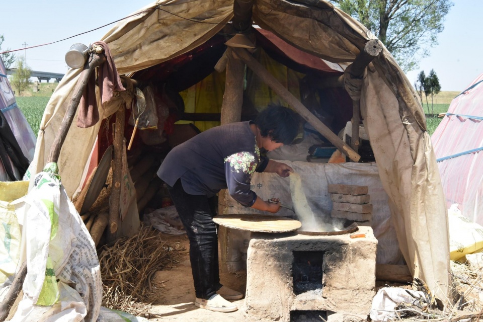 一家人蜗居,一家人蜗居在一间房太憋屈了