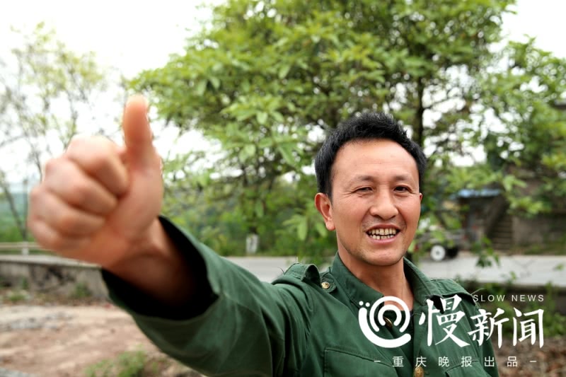 拾荒校长捐衣服,88岁校长捐赠百万助学