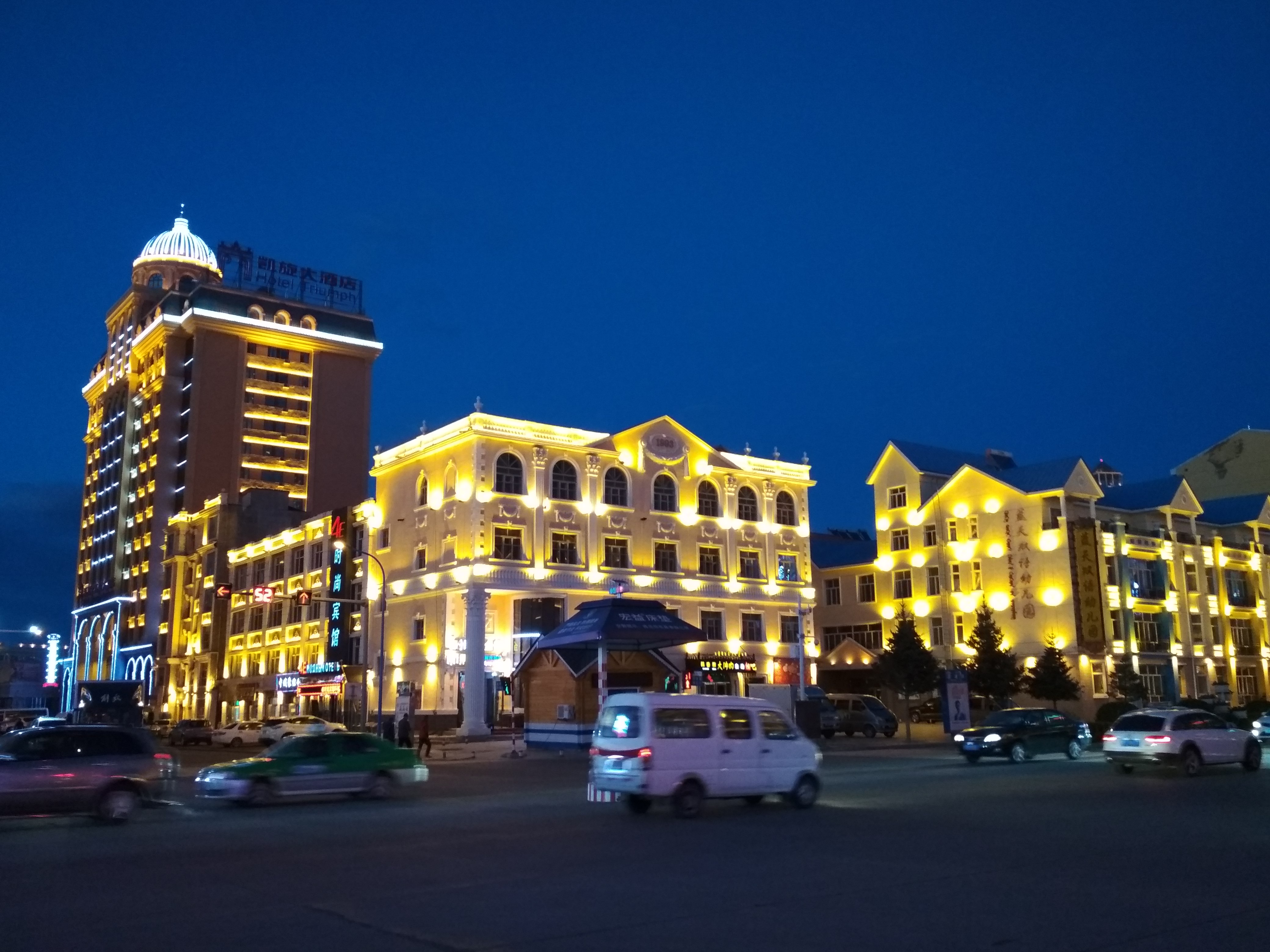 上天堂下苏杭不如这里灯火辉煌城中一萌宠出没比光头强可爱