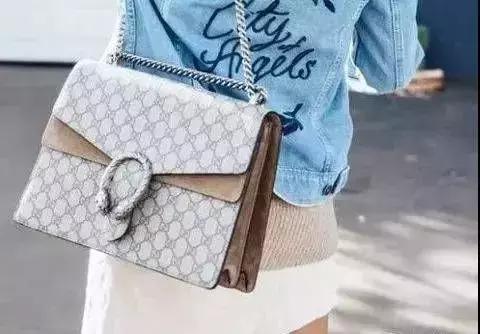 女生背2万元的包,女孩背一千和一万的包