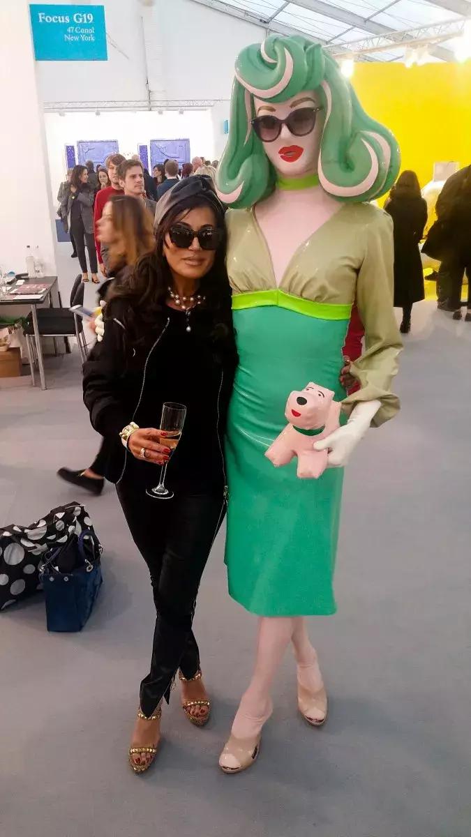 世界最大牌*气娃充**娃,走到哪儿都会引起骚动……