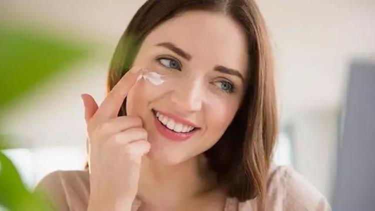 洗了脸后脸上很干起皮怎么回事,脸干起皮发红刺痛怎么快速解决