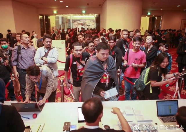 网友隔空呼叫雷军，给孩子起名叫小米手机免费用吗？