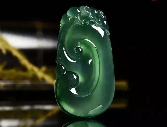 翡翠定期清洁,翡翠脏可以打磨掉吗