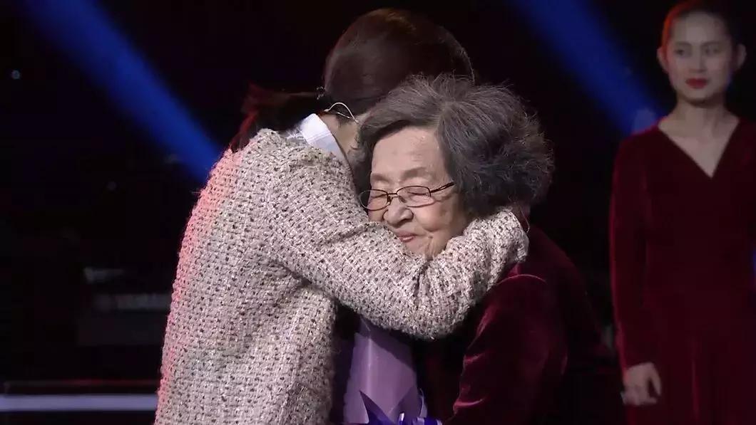 87岁老人弹梁祝,梁祝90多岁老人演奏钢琴