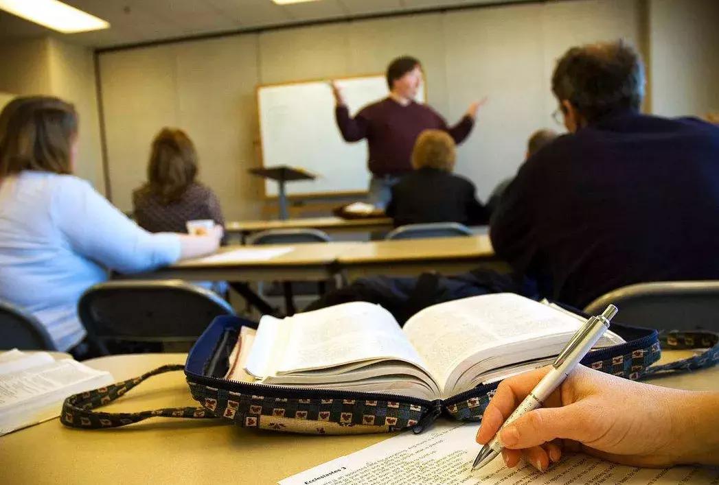 1万字800元，毕业季*文代论写**、买卖行为是不是“替考”？能不能入刑？