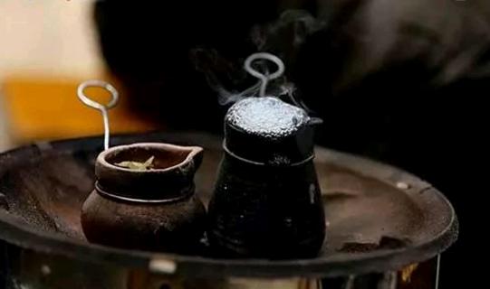 青瓷香粉罐,红色圆形铁罐的茶