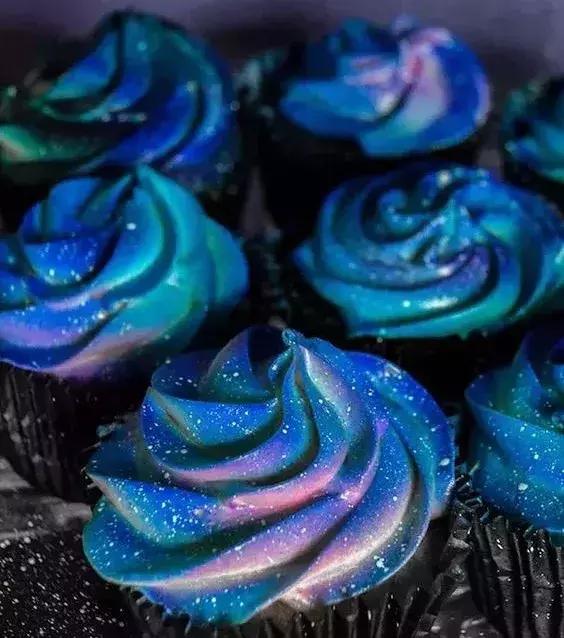 一沙一宇宙一叶一菩提,一花一世界一沙一天堂下句