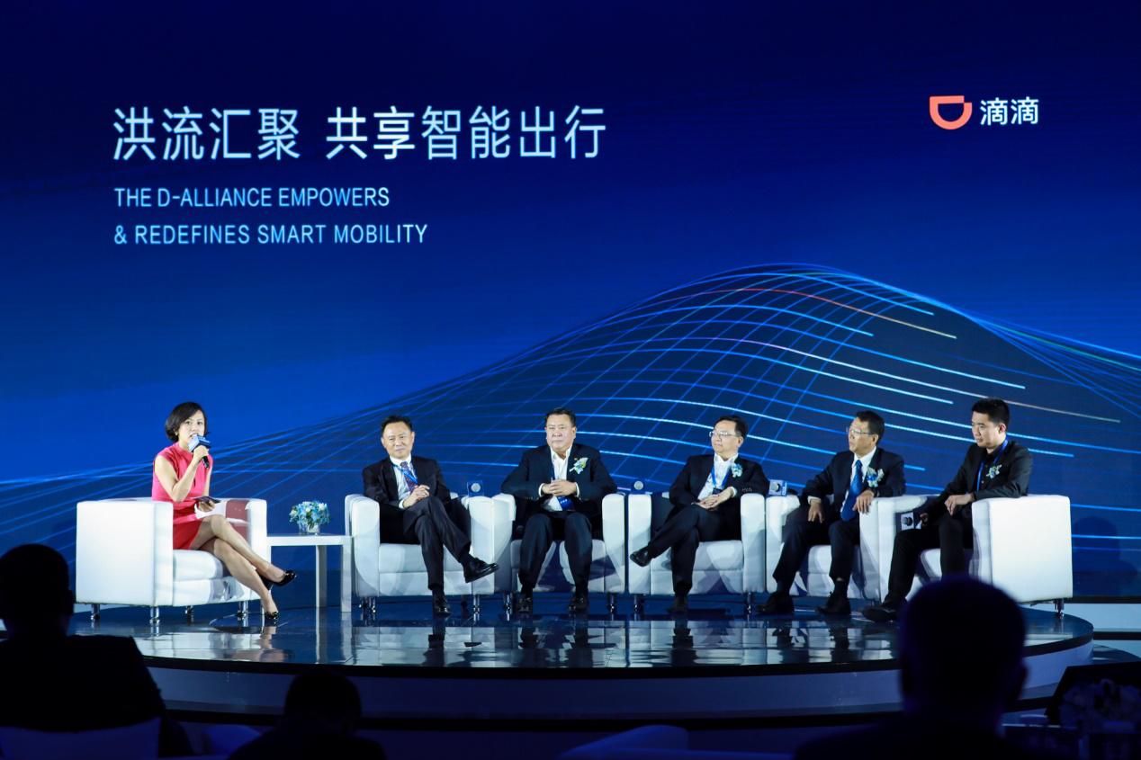 滴滴创始人程维回应司机爱跑不跑,与滴滴出行创始人程维并肩而立