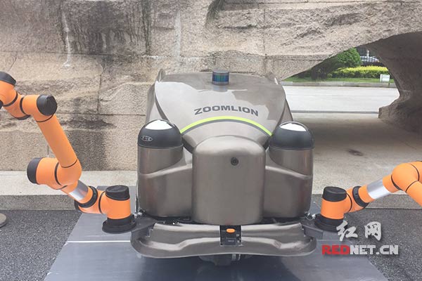 智能环卫设备亮相,中联环境科技有限公司