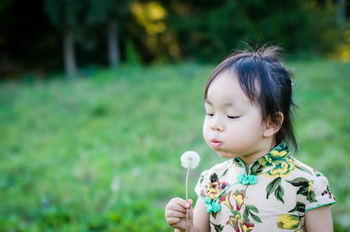 小朋友看到玩具不走怎么办,孩子看到喜欢的玩具不走怎么办